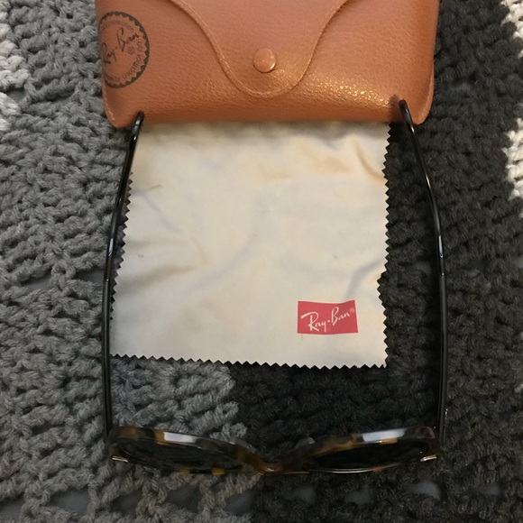 SOLD EUC Ray-Ban Tortoise Wayfarer Sunglasses - Picture 3 of 4